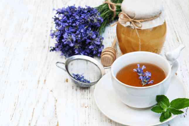 Trà hoa oải hương giúp an thần, giảm stress, ngủ ngon giấc.