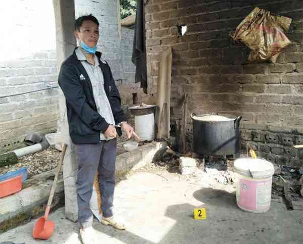 Thực nghiệm hiện trường đối tượng Ninh Văn Thịnh thực hiện hành vi hiếp dâm bé gái 5 tuổi.