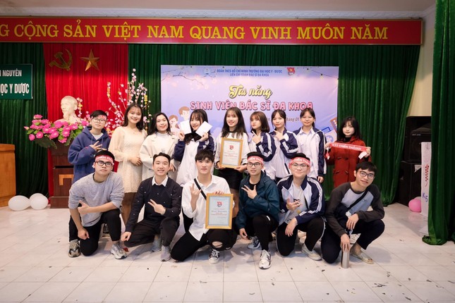 Bên cạnh đó, chàng trai trẻ luôn tích cực tham gia hoạt động tại các câu lạc bộ trong trường.