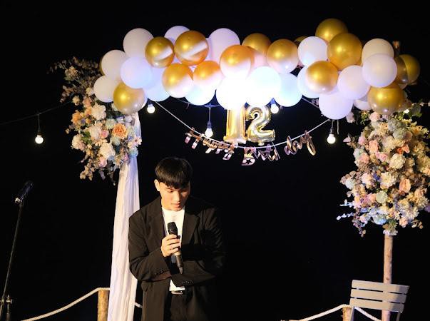 Thành Công trong buổi chụp kỷ yếu cuối cấp 3 cùng lớp.