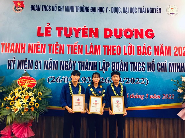 Thành Công(bên trái ảnh) đạt chứng nhận Thanh niên tiên tiến làm theo lời bác năm 2022.