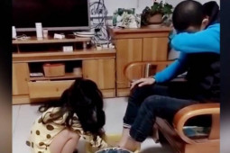 Bạn trẻ - Cuộc sống - Người bố say khướt về nhà, con gái có hành động khiến anh ôm mặt khóc