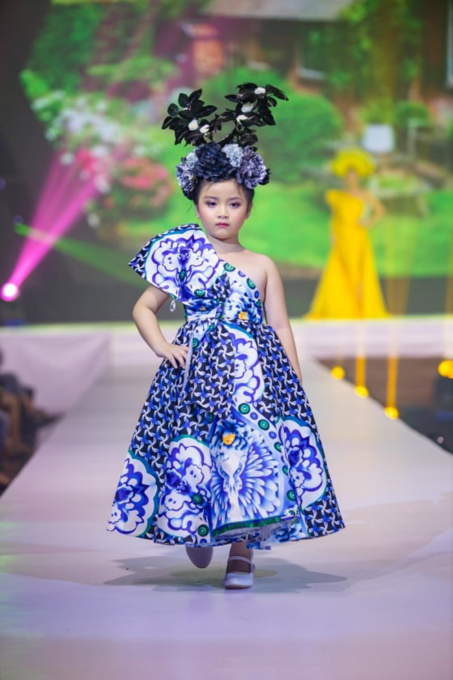 Mẫu nhí Annie Phương Anh thần thái diễn vedette cùng Hoa hậu Khánh Vân - 3