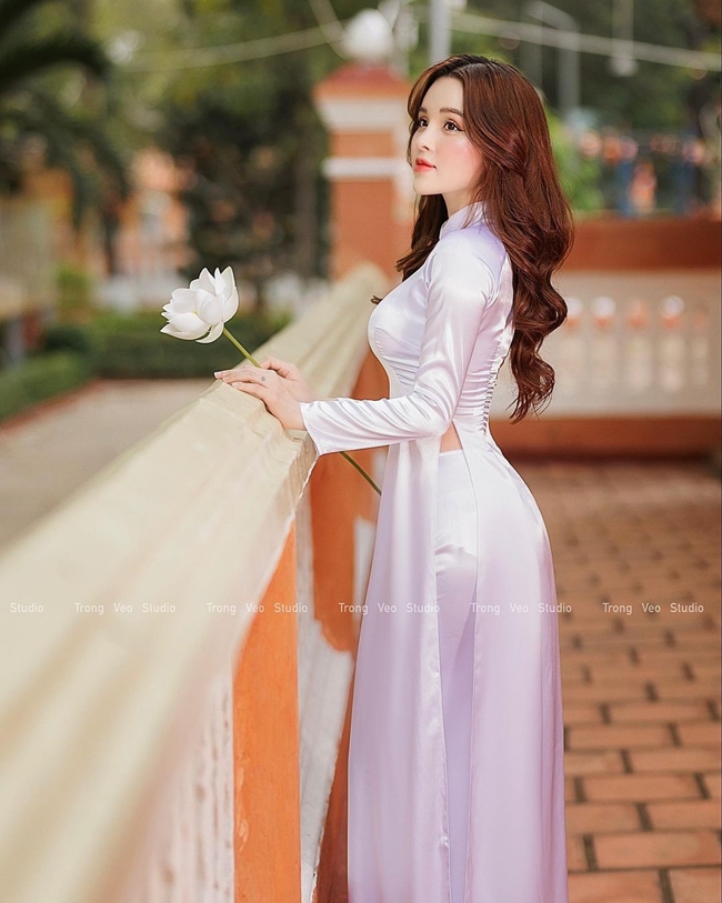Áo dài thể hiện vẻ đẹp của những cô gái Việt theo một cách kín đáo và e ấp.
