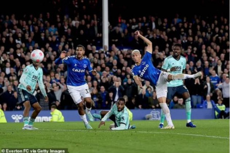 Video bóng đá Everton - Leicester City: Thoát hiểm phút 90+2 (Đá bù vòng 18 Ngoại hạng Anh)