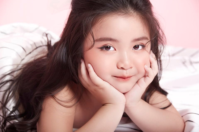 Mẫu nhí Annie Phương Anh thần thái diễn vedette cùng Hoa hậu Khánh Vân - 5