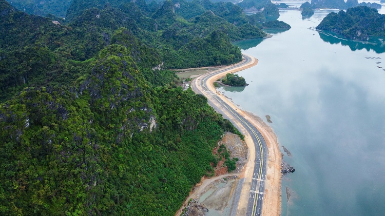 Đầu năm 2022, tỉnh Quảng Ninh đã đưa ra 2 công trình giao thông trọng điểm là Cầu Tình, đường bao biển Hạ Long, Cẩm Phả đi vào hoạt động trong đó có dự án hầm xuyên núi Hạ Long – Cẩm Phả và chính thức thông tuyến kỹ thuật cao tốc Vân Đồn – Móng Cái.