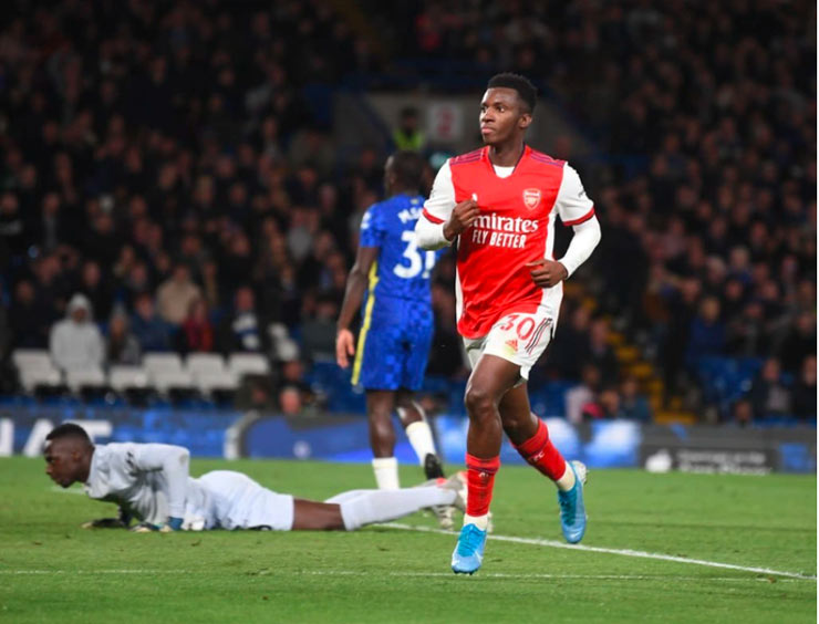 Eddie Nketiah trừng phạt những sai lầm của hàng thủ Chelsea để lập cú đúp giúp Arsenal thắng 4-2 ngay tại sân Stamford Bridge