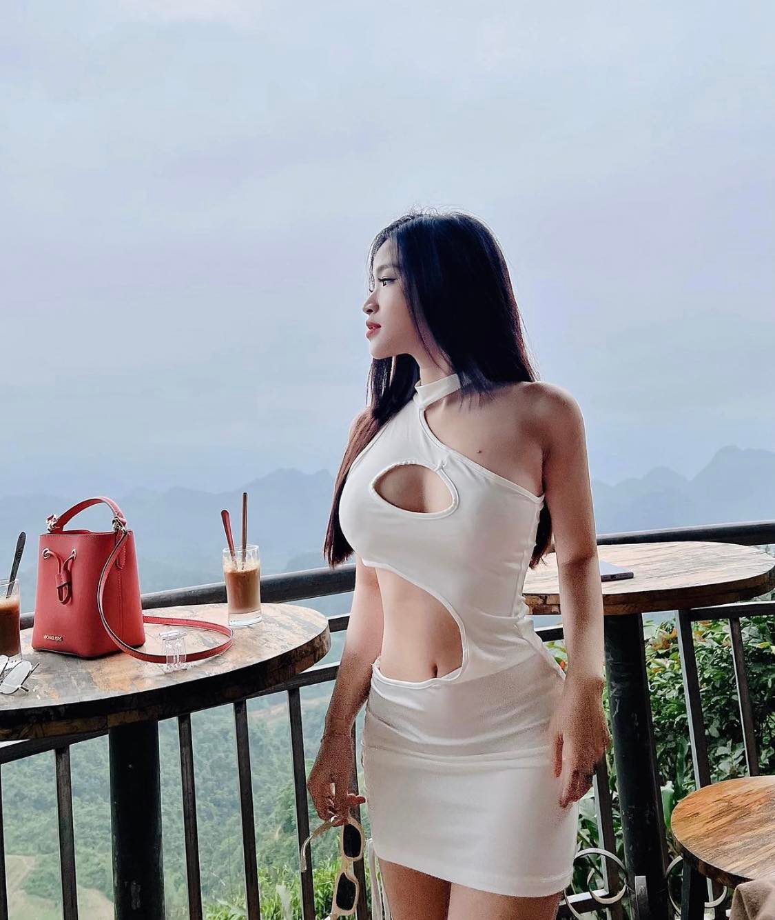 Hot girl Đồng Nai khoe khéo body gợi cảm ở cổng trời Quản Bạ với chiếc váy ôm sát cơ thể, cut-out táo bạo ở vai, ngực và eo.