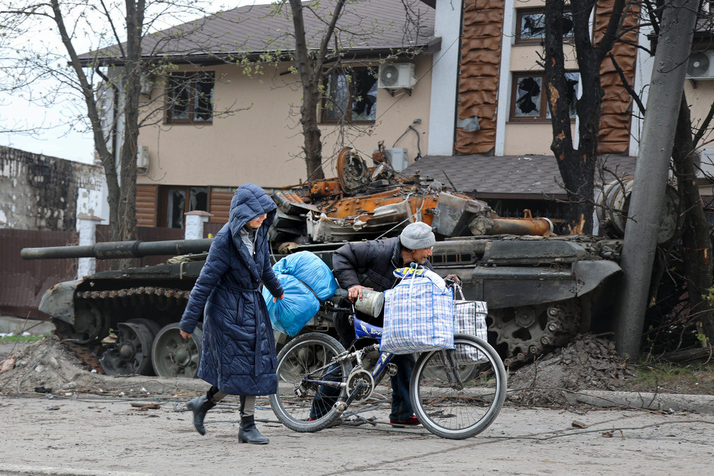 Dân thường sơ tán khỏi thành phố Mariupol (Ukraine) hôm 20.4 (ảnh: CNN)