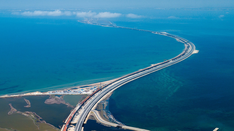 Cầu Crimea – huyết mạch giao thông nối Nga và bán đảo Crimea (ảnh: RT)