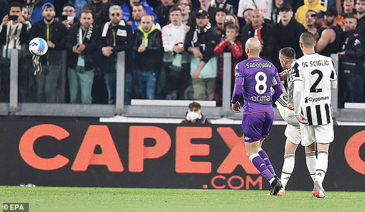 Pha vuốt bóng kỹ thuật của Federico Bernardeschi mở tỷ số cho Juventus ở trận lượt về với Fiorentina