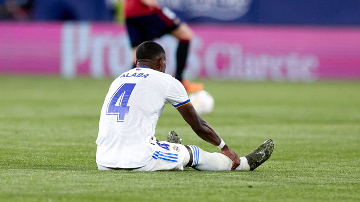 Alaba dính chấn thương buộc phải rời sân giữa trận