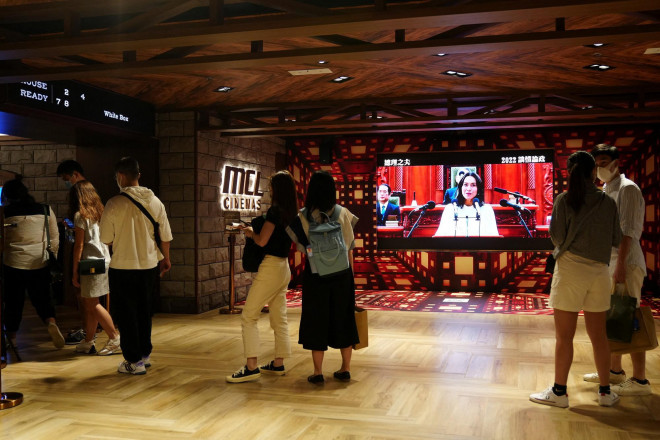 Người dân đeo khẩu trang xếp hàng mua vé tại một rạp chiếu phim vừa được mở cửa trở lại ở Hồng Kông (Trung Quốc) ngày 21-4 Ảnh: REUTERS