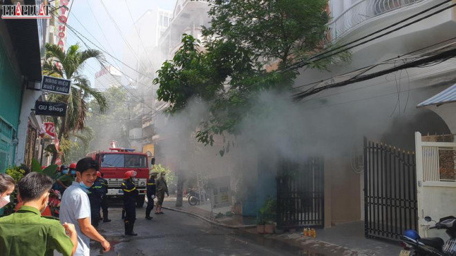 Đám cháy bùng lên từ căn nhà ba lầu trong hẻm đường Tô Hiến Thành, quận 10. Ảnh: NT