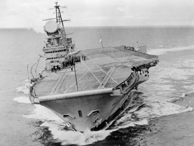 Tàu sân bay HMS Hermes của Anh di chuyển tới London năm 1950. Ảnh: Pictorial Parade/Archive Photos/Getty Images