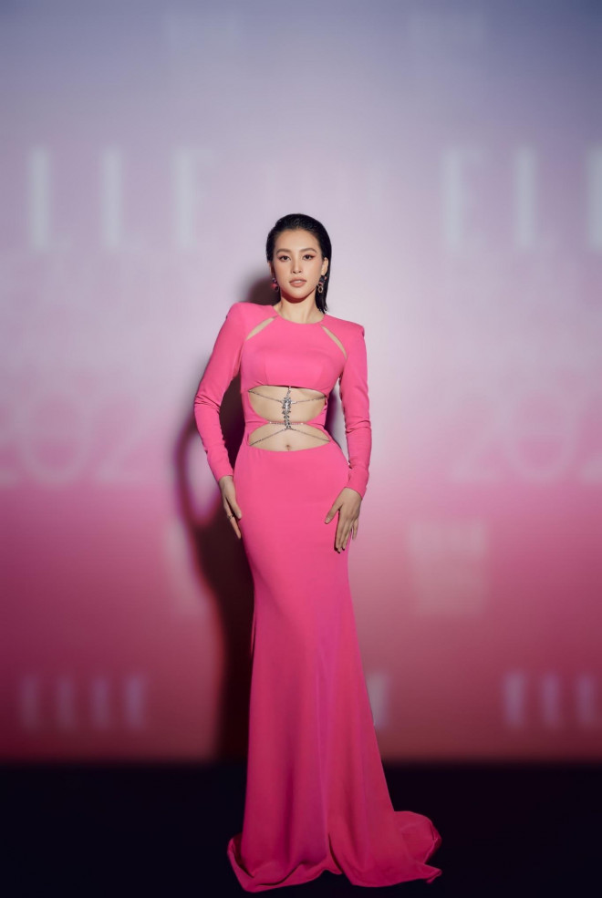 Tối qua, Hoa hậu Tiểu Vy tham gia một giải thưởng thời trang với tư cách khách mời.