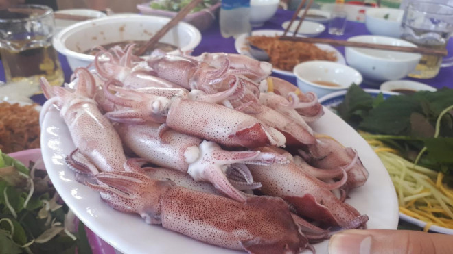Mực sau khi đưa lên bờ sẽ chế biến thành mực gỏi hoặc mực hấp.