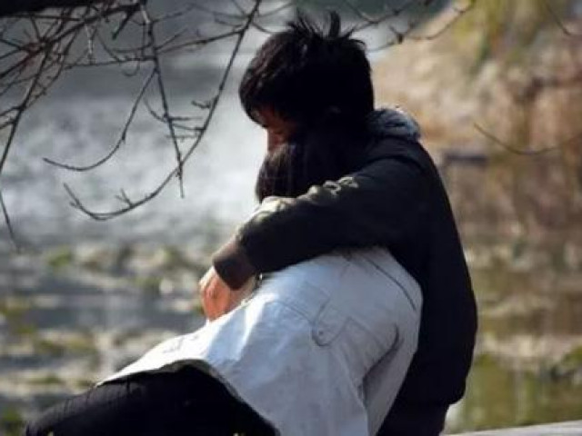 Bạn trẻ - Cuộc sống - Phát hiện người chung chăn gối bí mật có con với giúp việc khi con gái thốt lên "Bố ôm cô ấy"