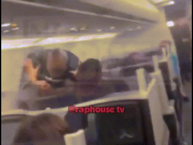 Video: Mike Tyson đấm túi bụi hành khách trên máy bay