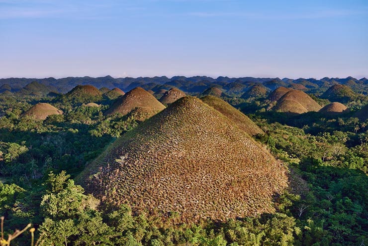 1. Những ngọn đồi ở đảo Bohol, Philippines vào mùa khô cỏ sẽ chuyển sang màu nâu giống như socola. Có khoảng 1268 ngọn đồi hình nón, tạo nên cảnh quan đặc biệt.
