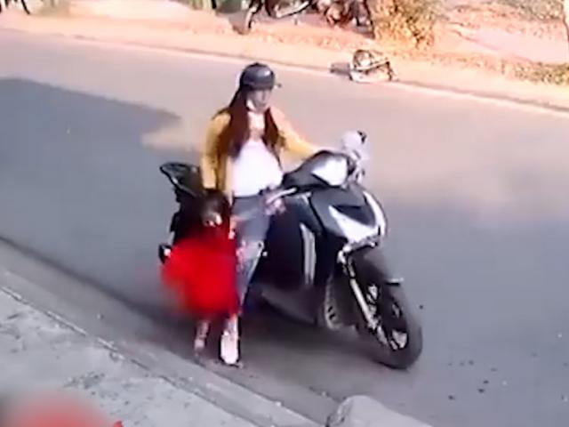 Clip: Hoảng hồn khi cho trẻ con ngồi trước xe máy