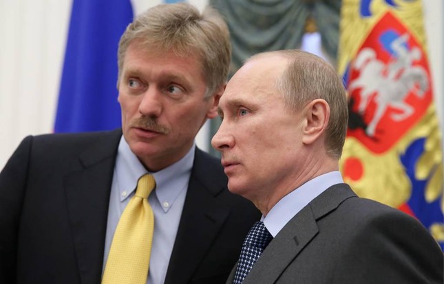 Tổng thống Nga Vladimir Putin (phải) và phát ngôn viên Điện Kremlin Dmitry Peskov. Ảnh: Tass