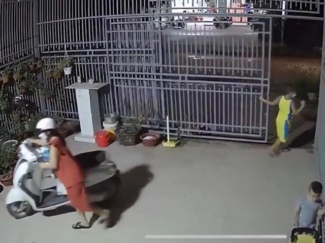 Xe máy - Xe đạp - Clip: Cậu bé nhanh trí khi giúp mẹ tránh ngã xe