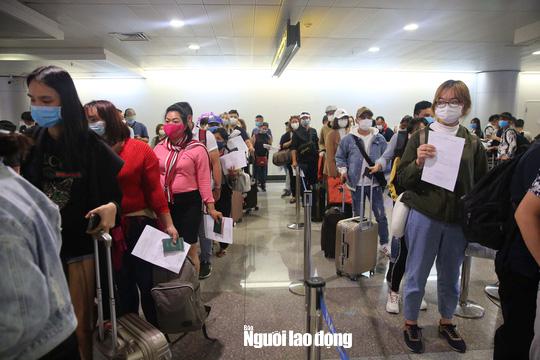 Hành khách khai báo y tế trước khi nhập cảnh vào Việt Nam qua sân bay Tân Sơn Nhất; Ảnh: Hoàng Triều