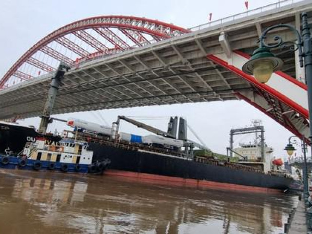 Tàu biển 12.000 DWT suýt va vào cây cầu hiện đại nhất Hải Phòng