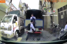 Phi thường - kỳ quặc - Clip 2 nam sinh đu bám lên thùng xe tải và kết cục "thót tim" ngay sau đó