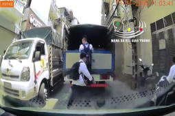 Phi thường - kỳ quặc - Clip 2 nam sinh đu bám lên thùng xe tải và kết cục "thót tim" ngay sau đó