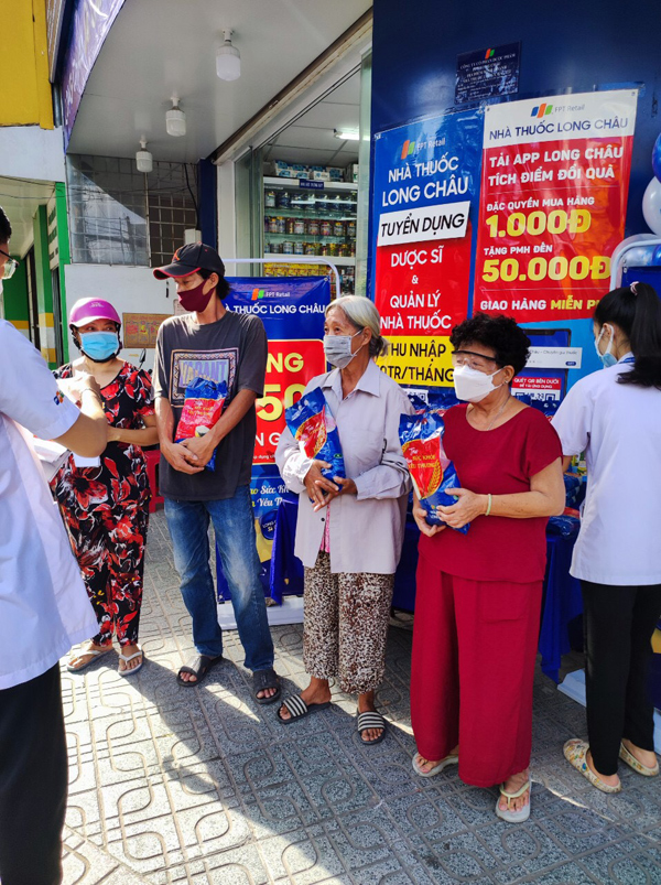 Chương trình “Long Châu Sẻ Chia” là một trong những hoạt động xã hội định kỳ của FPT Long Châu, được khởi động từ tháng 4.2021 với nhiều hoạt động vô cùng ý nghĩa và thiết thực.