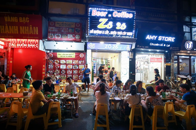 Nhiều quán bia hơi ở Hà Nội bắt đầu trở lại thời “hoàng kim” trong đợt nắng nóng đầu hè.