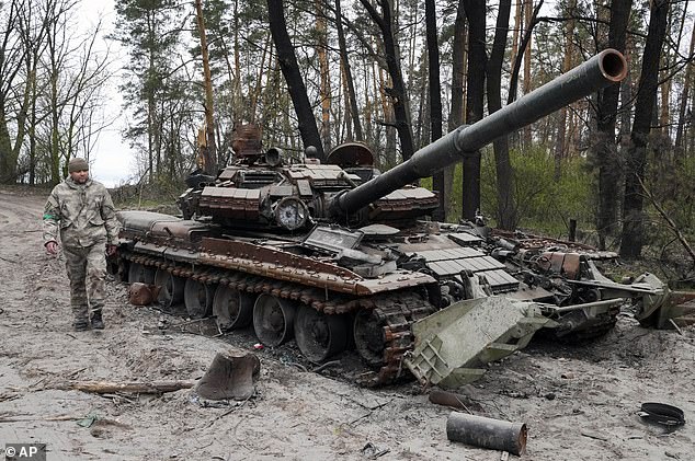 Xác một xe tăng bị phá hủy trong xung đột ở Ukraine.