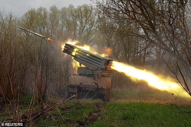 Quân đội Ukraine sử dụng rocket phóng loạt BM-21 Grad bắn trả các lực lượng Nga.
