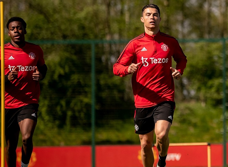 Ronaldo đã quay trở lại tập luyện sau cú sốc con trai qua đời