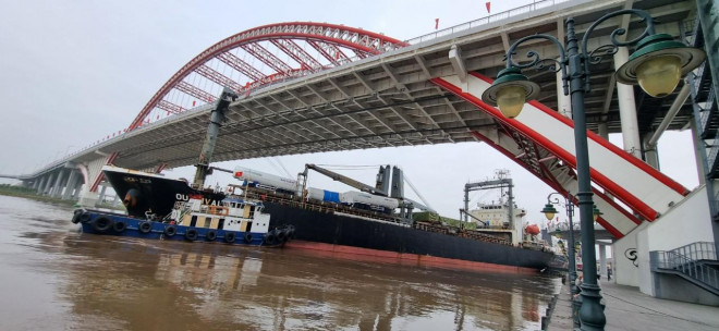 Con tàu đang được định vị tại chỗ.