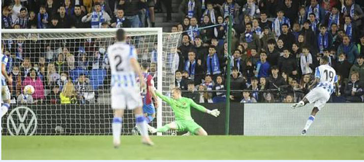 Isak sút bóng ra ngoài trong tư thế đối mặt Ter Stegen ở phút 43