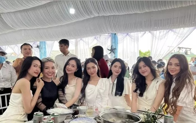 Bạn gái thủ môn Bùi Tiến Dũng - Dianka Zakhidova (ngoài cùng bên phải) thu hút sự chú ý khi ngồi check-in cùng dàn WAGs tuyển Việt Nam tại đám cưới Hồ Tấn Tài cách đây vài ngày.

