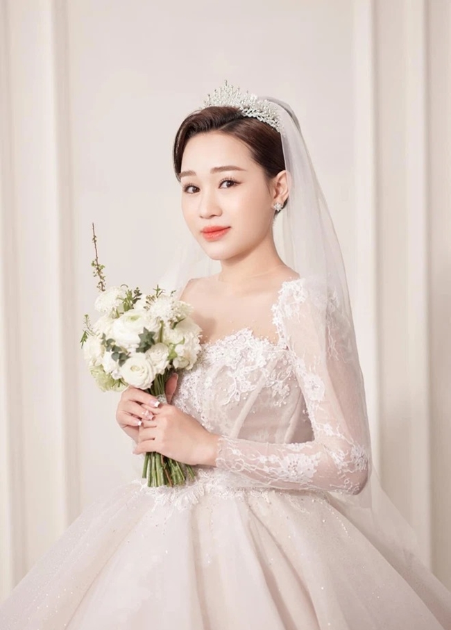 Hồ Tấn Tài và bà xã đón con trai đầu lòng vào năm 2020 sau một năm hẹn hò. Nhan sắc bà mẹ một con trong bức ảnh cưới được nhận xét trông tròn trịa hơn so với ngoài đời thực.
