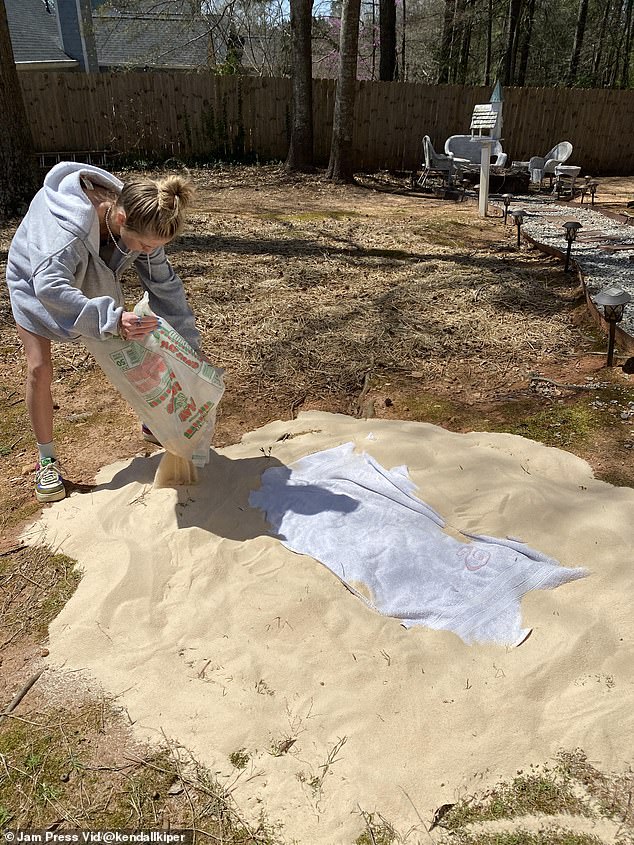 Người có ảnh hưởng đã đổ những đống cát trong sân để tạo ảo giác về một bãi biển