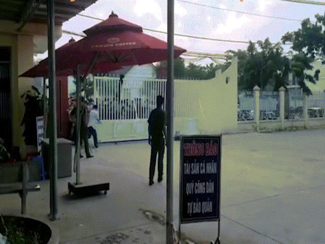 Tin tức trong ngày - "Choáng" cảnh người dân xô đẩy nhau như "ong vỡ tổ" để làm sổ đỏ