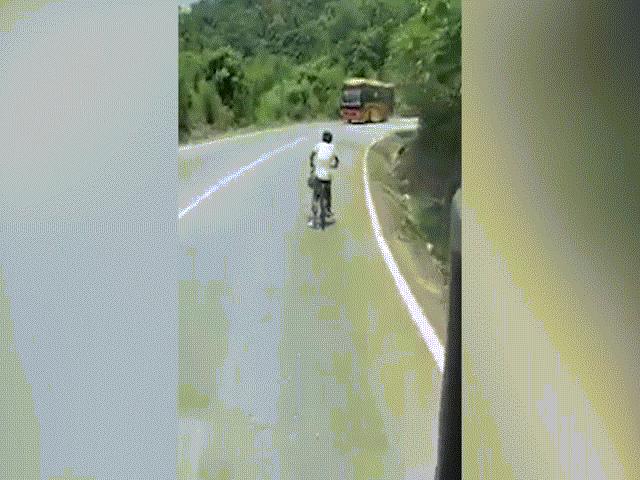 Xe máy - Xe đạp - Clip: Hãi hùng người đàn ông đi xe đạp dùng chân để phanh khi xuống dốc