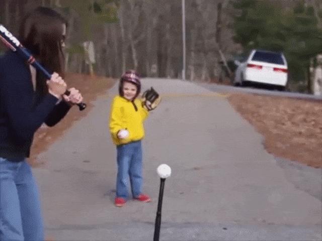 Tranh vui - Những tình huống "éo le" khi các bà mẹ vụng về chơi với con