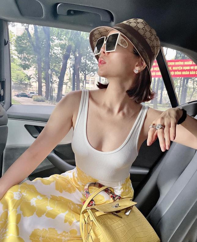 Từ trang phục thảm đỏ hay đời thường, Lệ Quyên thường tập trung để khoe dáng bằng những thiết kế nhấn nhá vòng 1.