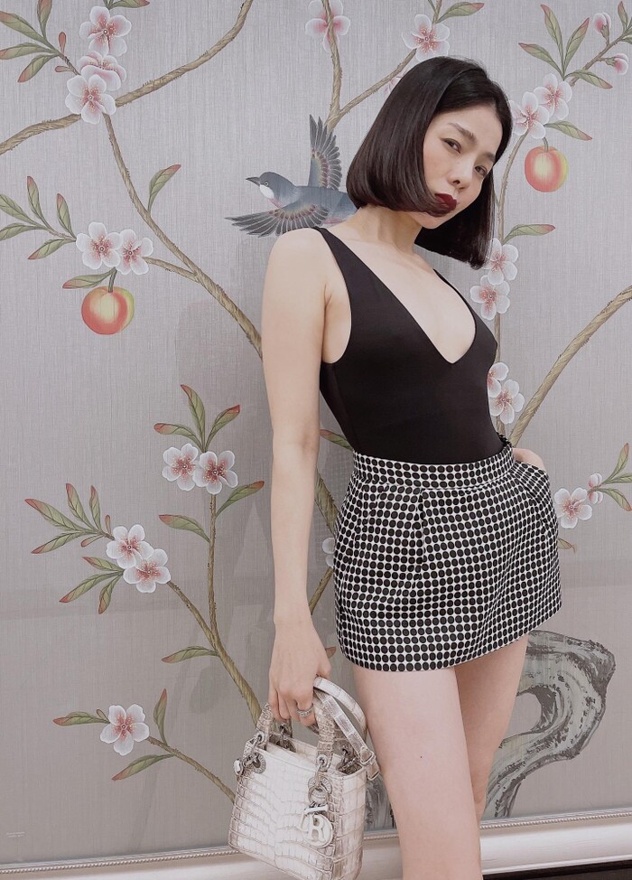 Outfit đơn giản nhưng vẫn toát lên sự thời thượng, tươi trẻ.