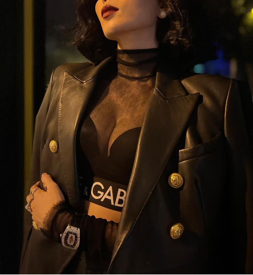 Dù không ít lần cô bị chỉ trích là khoe vòng 1 quá đà nhưng bản thân cô không quá bận tâm. Bởi theo Lệ Quyên phụ nữ phải biết yêu bản thân, không ngừng làm đẹp và tự tin phô ra.