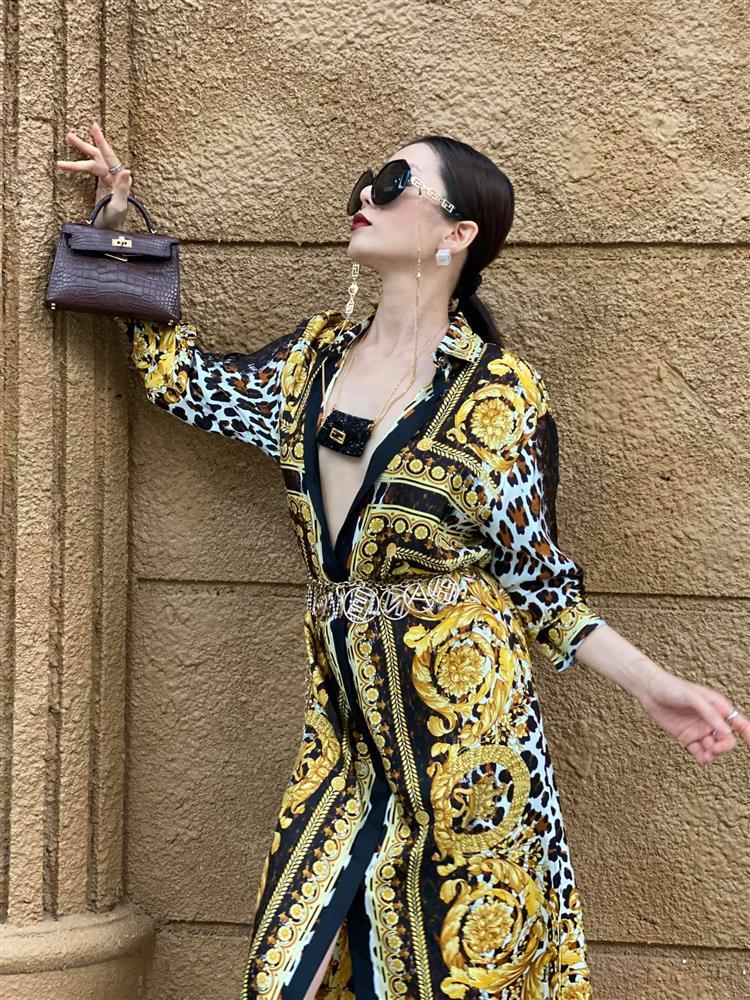 Lần này, Lệ Quyên còn "chơi lớn" khi diện nguyên cây hàng hiệu, buông cúc hờ hững khoe vòng 1 "không phòng hộ".