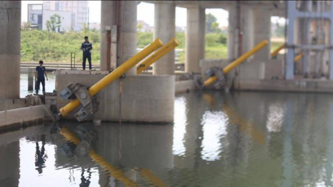 Đội ngũ kỹ thuật kiểm tra hệ thống vận hành các cửa van... tại công trình đập ngăn mặn sông Hiếu